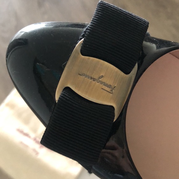 Ferragamo classic black shoes size 6 very good condition with bag - Picture 5 of 5